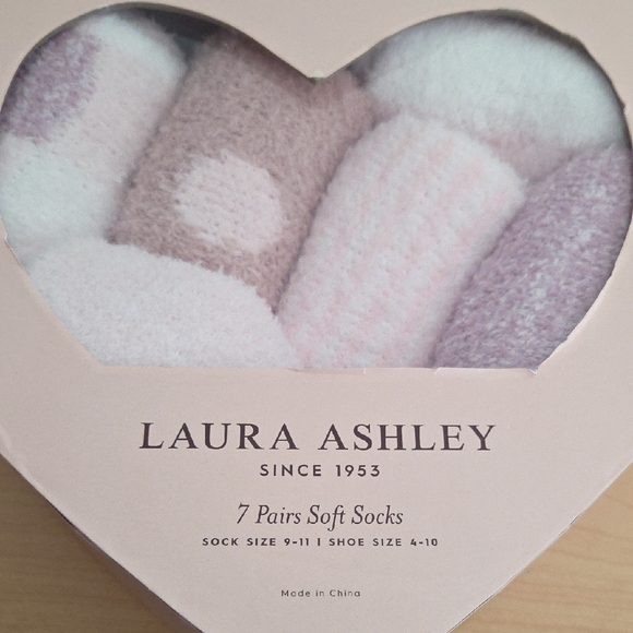 Laura Ashley NWT Heart-Shaped Box Fuzzy Socks in Pink and White - Picture 3 of 5